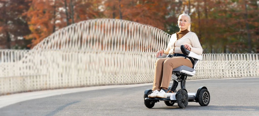 Alte Dame in modernem Rollstuhl